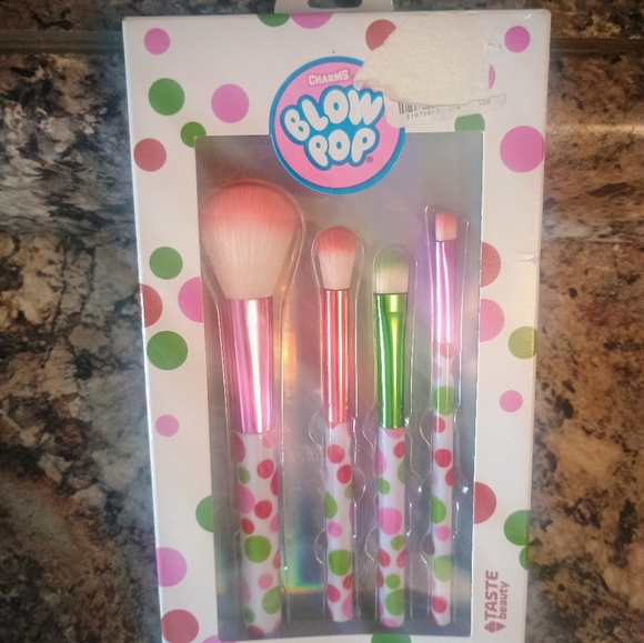 Blow Pop Makeup Brush Set with Polka Dots New - Picture 3 of 7